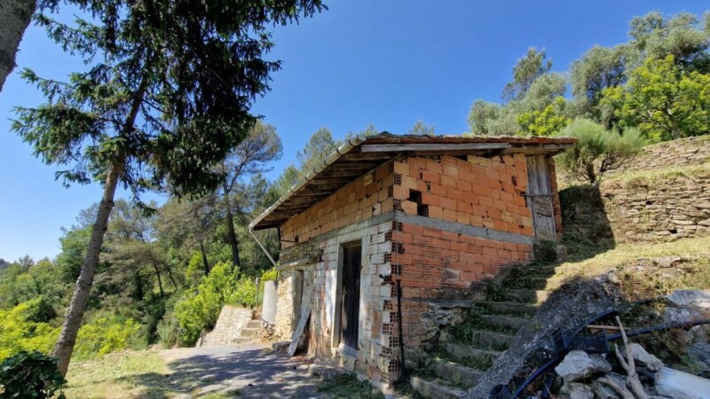 Rustico con terreno pianeggiante in posizione dominante a Soldano – a pochi minuti dal mare. 1