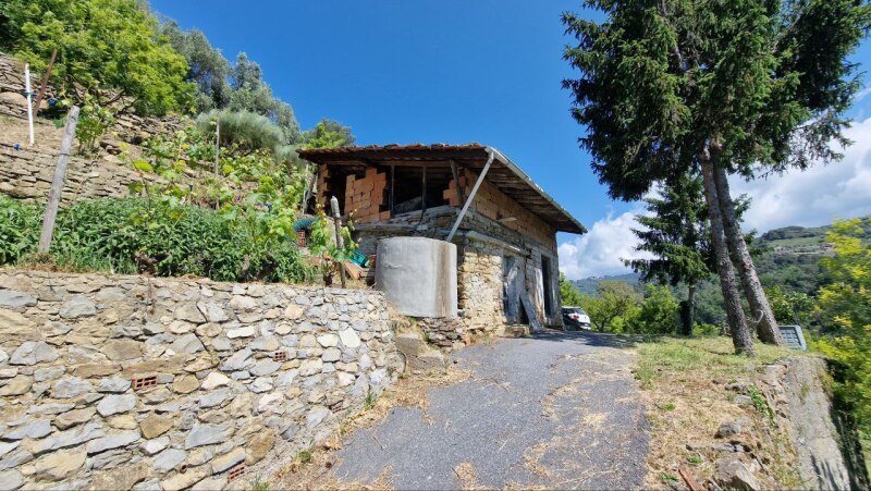Rustico con terreno pianeggiante in posizione dominante a Soldano – a pochi minuti dal mare. 4