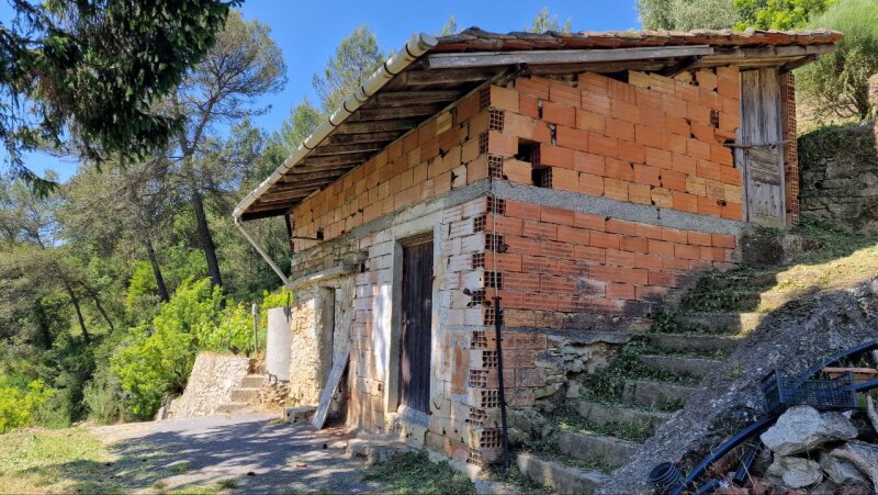 Rustico con terreno pianeggiante in posizione dominante a Soldano – a pochi minuti dal mare. 2