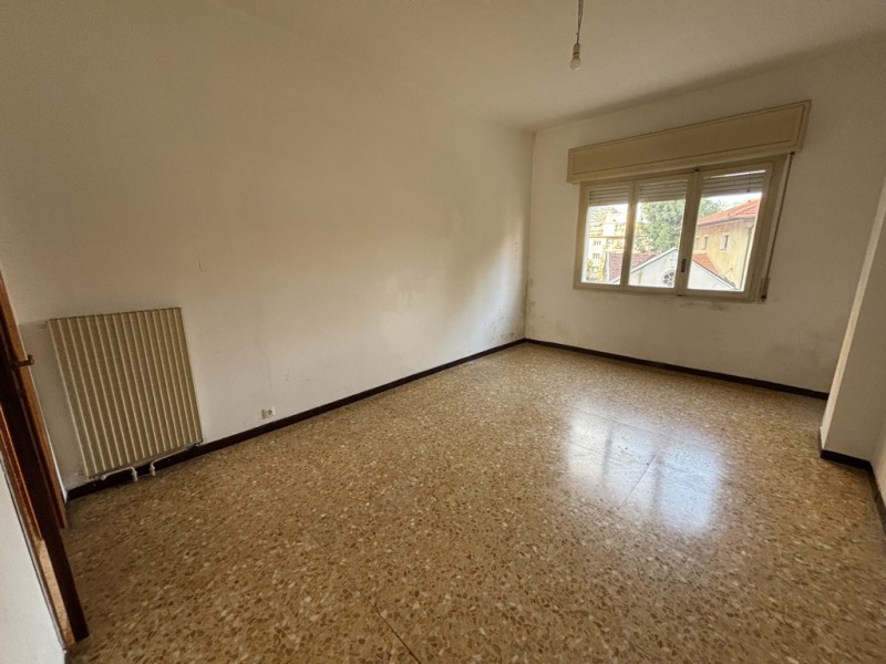 LARGE THREE-ROOM APARTMENT WITH SEA VIEW - TWO BALCONIES - CENTRAL LOCATION WITH RENOVATION PROJECT 9