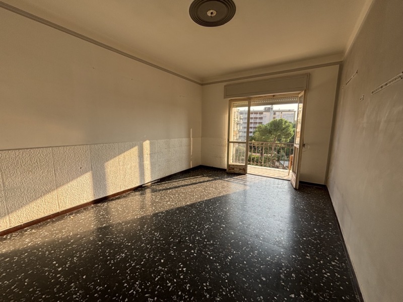 LARGE THREE-ROOM APARTMENT WITH SEA VIEW - TWO BALCONIES - CENTRAL LOCATION WITH RENOVATION PROJECT 8